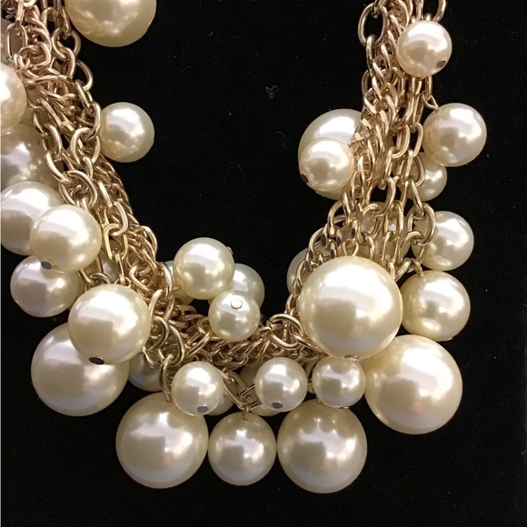 NWOT Beautiful cream color faux Pearls in various sizes on a gold chain - Picture 2 of 4